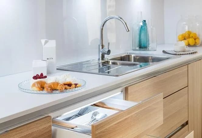 Szyba czy płytki w kuchni – co wybrać dla pięknej i funkcjonalnej przestrzeni?