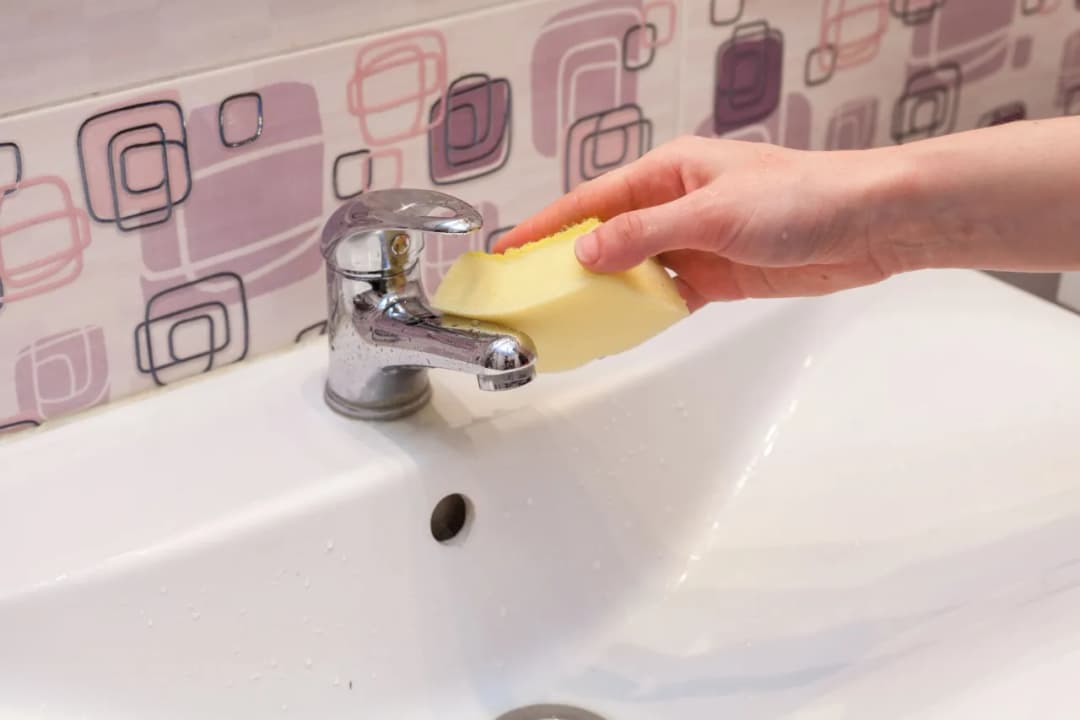 Skuteczne sposoby na to, jak czyścić łazienkę i unikać brudu