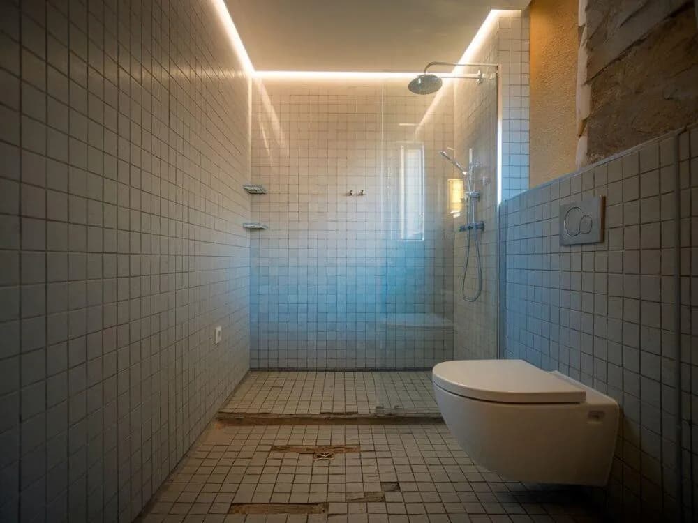 Co położyć na stare płytki podłogowe w łazience, aby je odnowić?