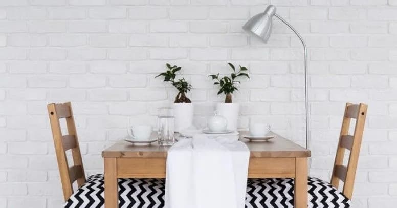 Jakie dekoracje na ścianę w kuchni przy stole i krzesłach wybrać?