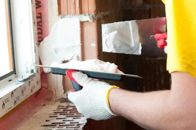 Czym obrabiać okna? Kluczowe materiały i narzędzia do skutecznej obróbki