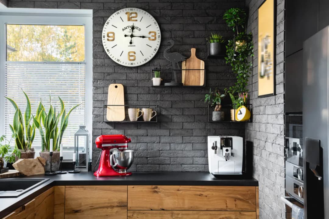 Co na wolną ścianę w kuchni? 10 inspirujących pomysłów na dekoracje