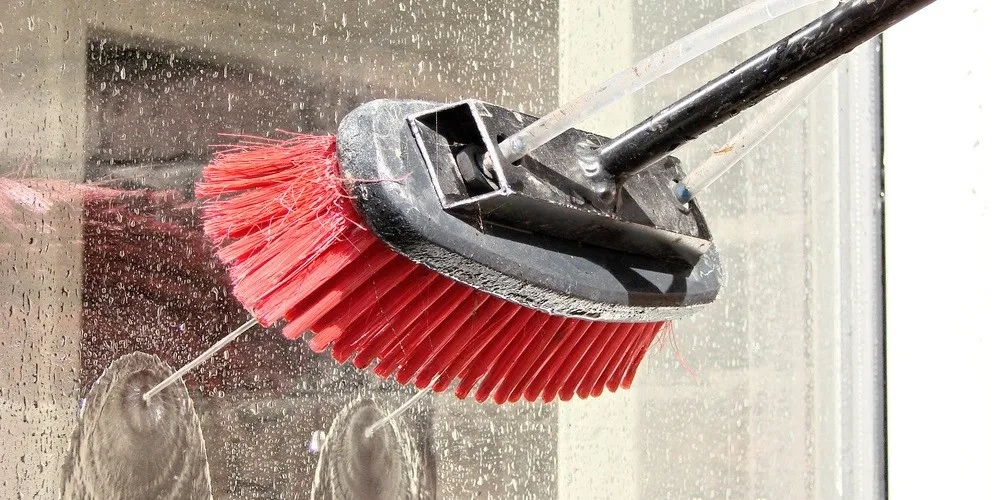 Jak skutecznie myć ramy okienne różnych materiałów, aby uniknąć uszkodzeń