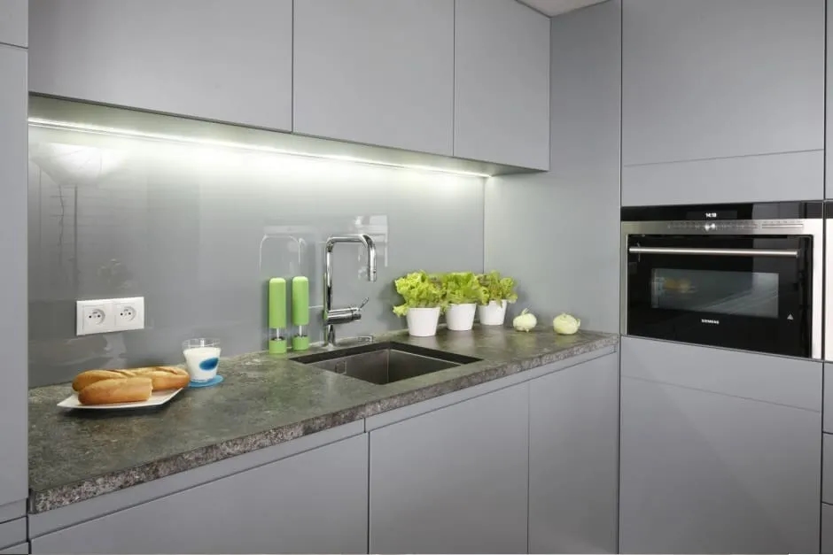 Jak montować szkło do kuchni? Sprawdzone metody krok po kroku