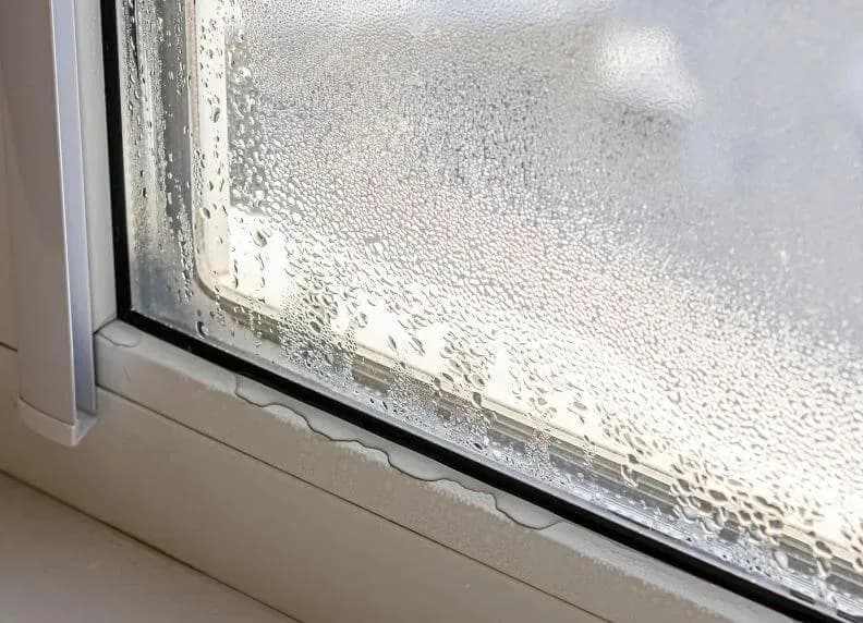 Dlaczego parują okna w domu i jak skutecznie temu zapobiec?