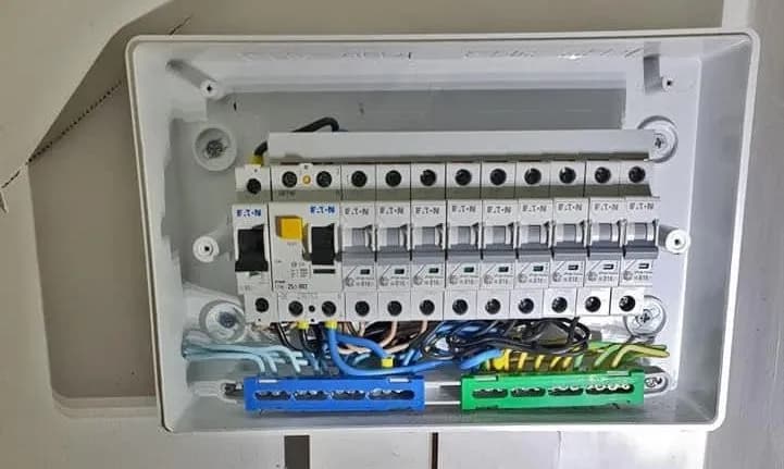 Jaką różnicówkę do łazienki wybrać, by uniknąć zagrożenia porażeniem? Jaką różnicówkę do łazienki wybrać, by uniknąć zagrożenia porażeniem?