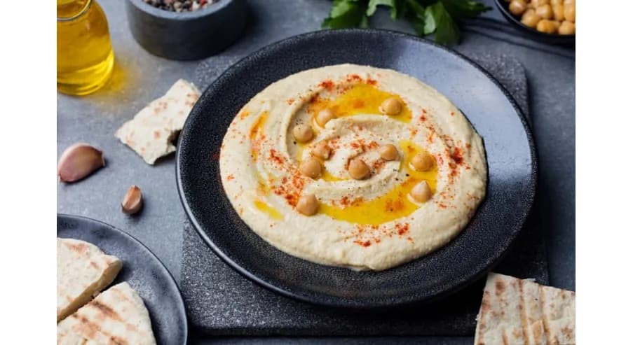 Hummus w kuchni: składniki, historia i zdrowotne właściwości tej pasty